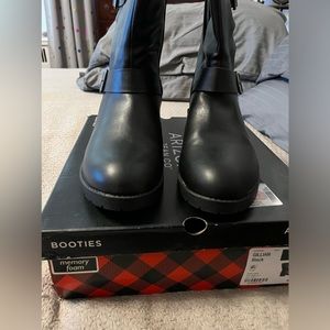 Arizona booties. Memory foam, small heel.